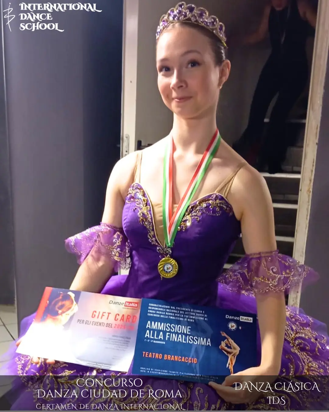 Sofía Derevatskaya con la medalla de oro del Concurso de Danza de la Ciudad de Roma representando a IDS